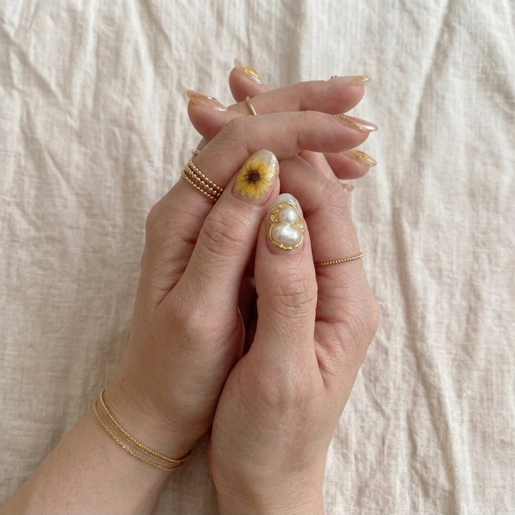 Uñas Press On Sunflower Pearl Detalles Dorados Nude