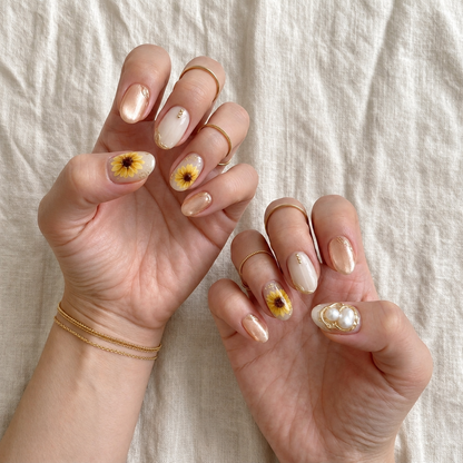 Uñas Press On Sunflower Pearl Detalles Dorados Nude