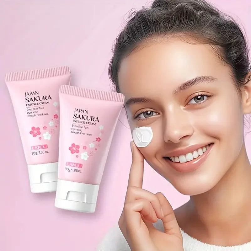 Crema facial japonesa Sakura, mujer aplicando crema hidratante coreana, cuidado de la piel