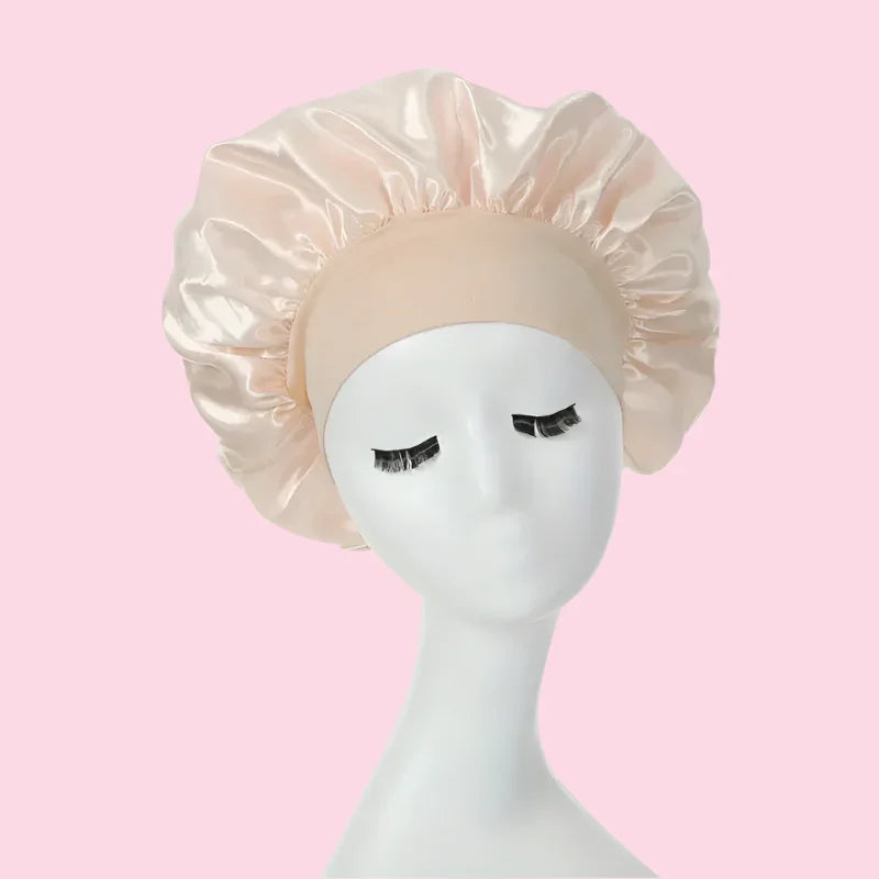 Gorro de satén beige para el cabello sobre maniquí blanco fondo rosa, cuidado capilar coreano.