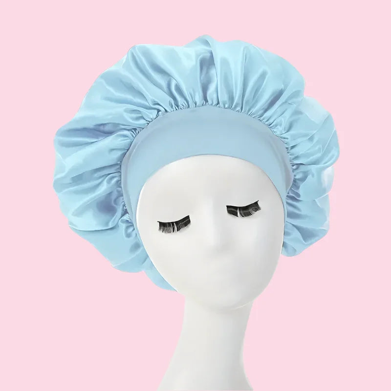 Gorro de satén azul claro para el cabello, ideal para cuidado y protección nocturna, fondo rosa.