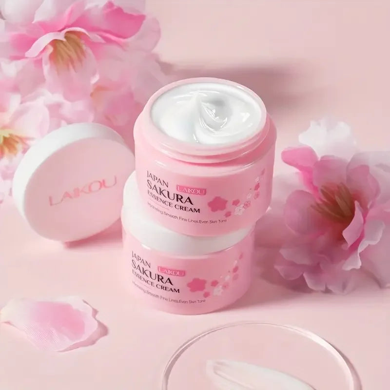 Crema facial japonesa Sakura en envase rosa, rodeada de flores, cosmética coreana