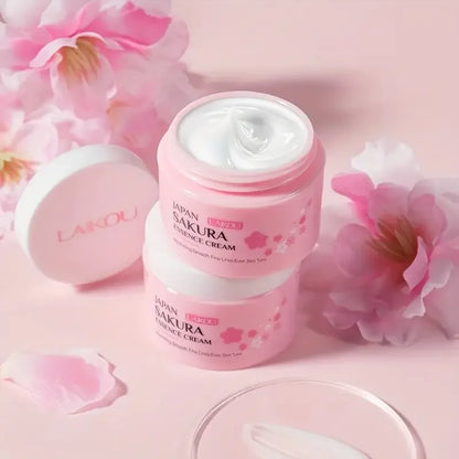 Crema facial japonesa Sakura en envase rosa, rodeada de flores, cosmética coreana