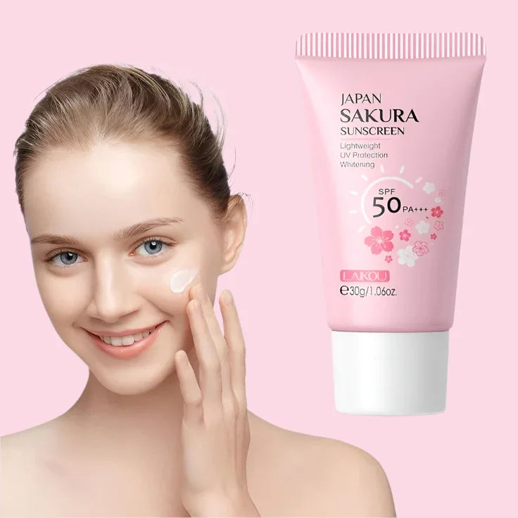 Mujer aplicando protector solar facial japonés Sakura SPF 50, cuidado de la piel coreana