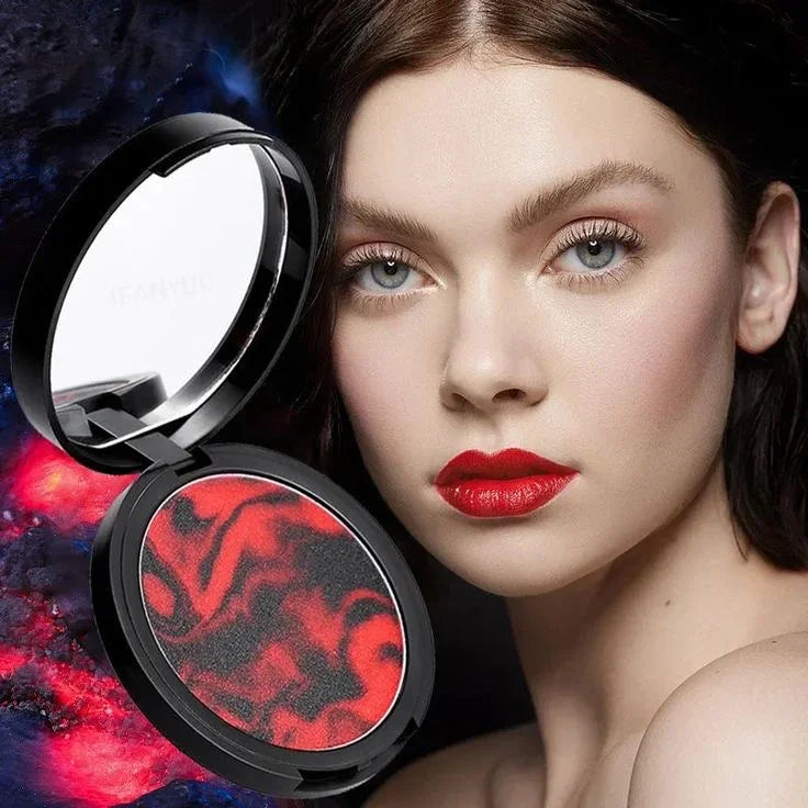 Maquillaje coreano, rostro femenino con labios rojos y rubor compacto marmoleado negro y rojo
