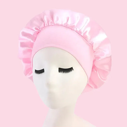 Gorro de satén rosa para el cabello sobre maniquí, fondo rosa, cuidado capilar coreano