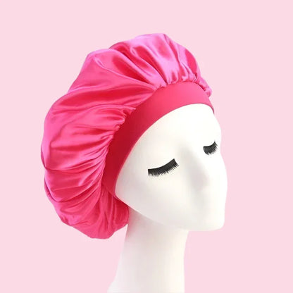 Gorro de satén rosa para dormir, cuidado capilar, sobre maniquí, fondo rosa
