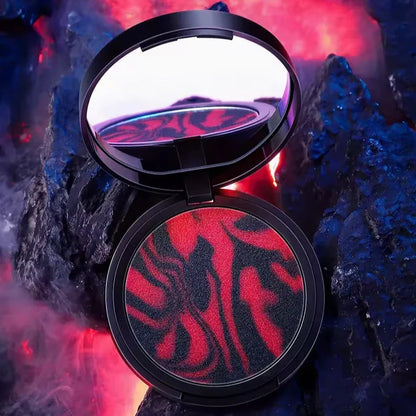 Polvo compacto coreano con diseño rojo y negro, fondo rocoso y luz brillante.
