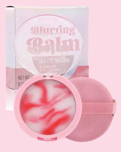 Polvo facial compacto matificante en estuche rosa con esponja y diseño marmoleado, fondo rosa.