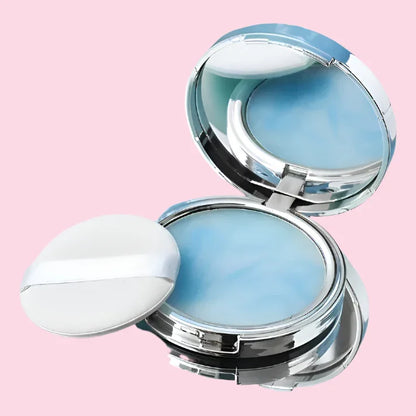 Polvo compacto coreano de lavanda con espejo y aplicador, fondo rosa, belleza facial