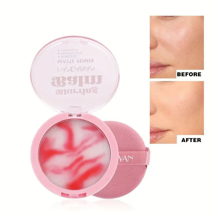 Crema fijadora de maquillaje en envase rosa, incluye aplicador y muestra comparación antes y después en rostro, control de grasa e invisibilidad de poros.