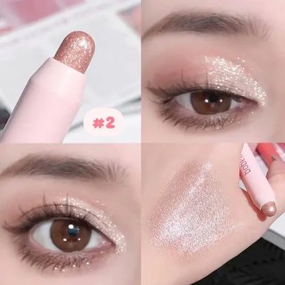 Sombra de ojos coreana dorada brillante aplicada en párpados y muestra en mano.