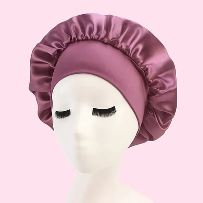 Gorro de satén rosado para el cabello sobre maniquí, ideal para cuidado capilar y skincare.