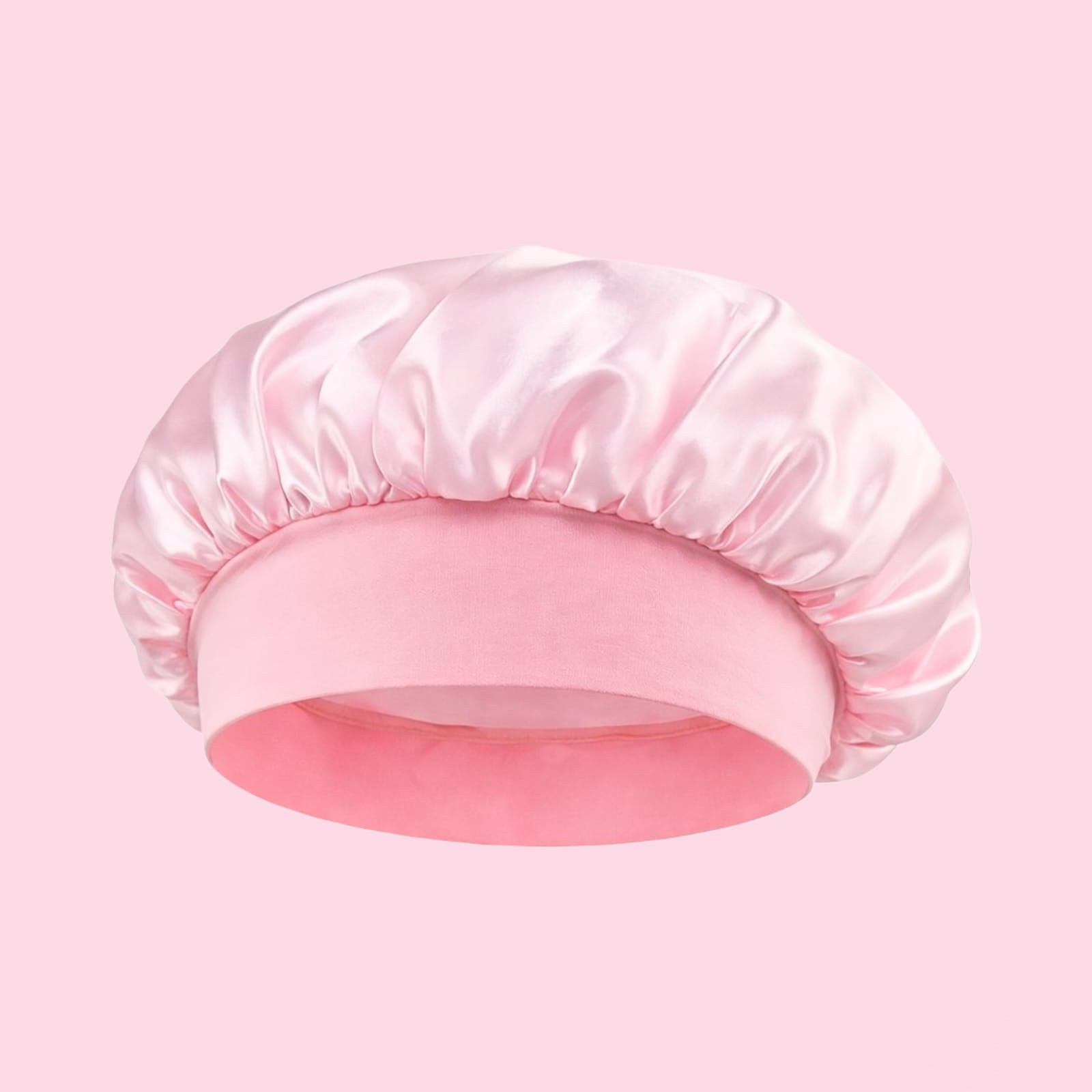 Gorro de satén rosa para el cuidado del cabello, fondo rosa, accesorio de belleza coreana.