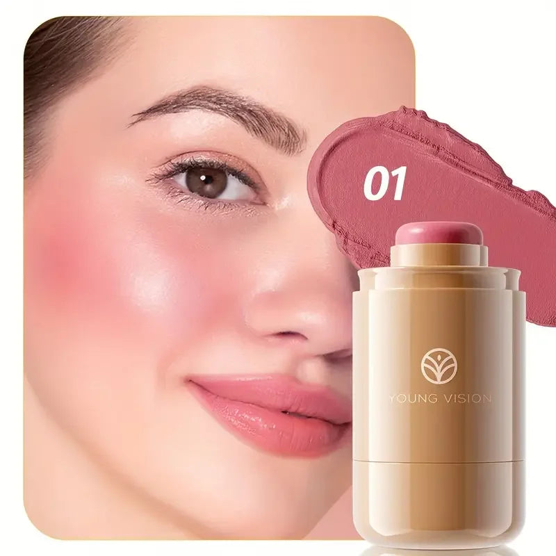 Mujer con maquillaje rosado y rubor en barra coreano tono 01 para mejillas y labios.