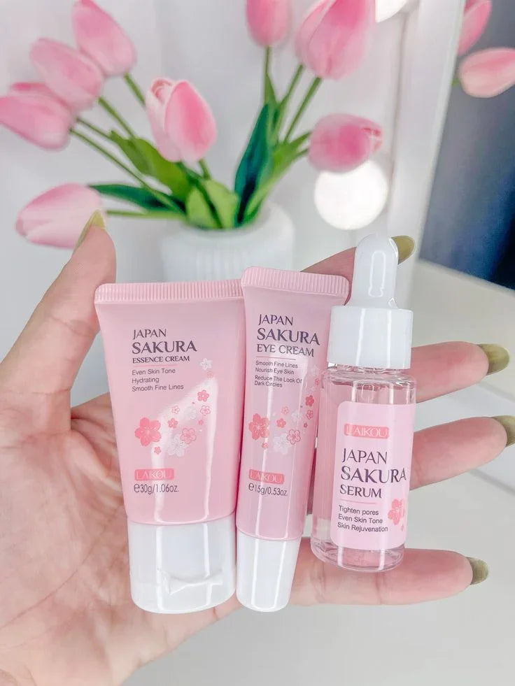 Set de cuidado facial japonés Sakura, crema, contorno de ojos y serum, fondo flores rosadas