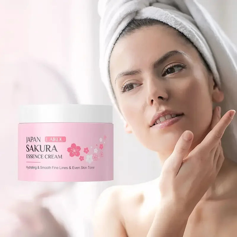 Mujer aplicando crema facial japonesa Sakura Essence, cuidado de la piel hidratante y antiedad.
